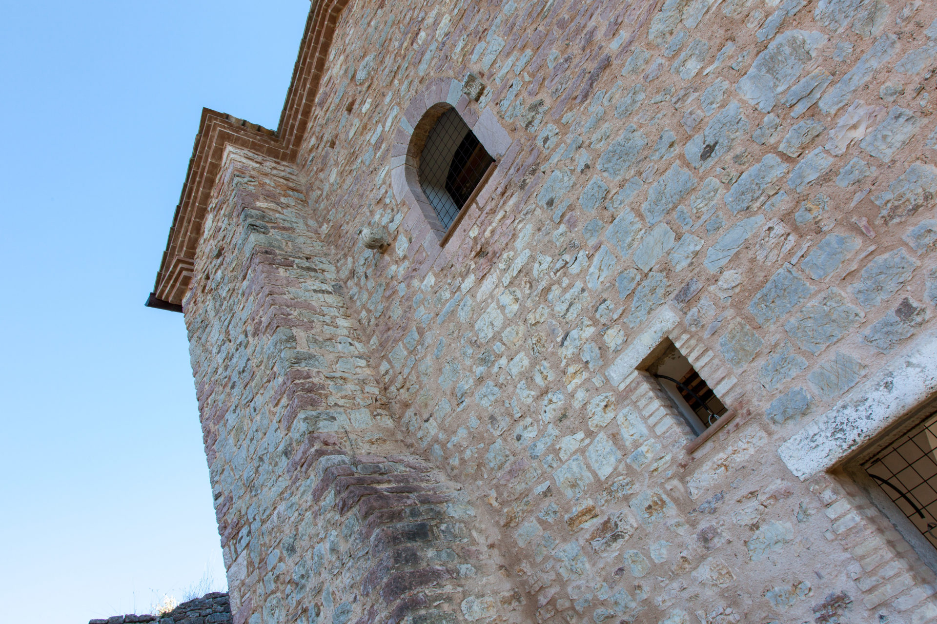 Lire la suite à propos de l’article Authentique monastère en Toscane revisité par notre Studio